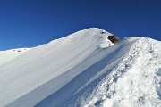 29 In decisa salita in cresta con cornici di neve a lato